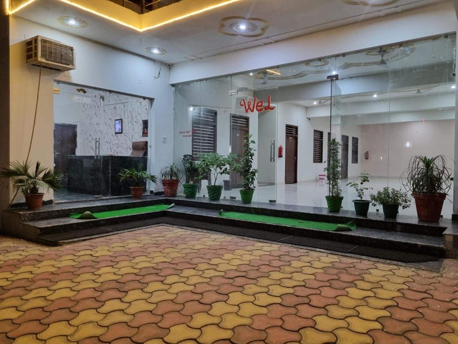 ホテル Vrindavan Bhakti Bhavan- Near Prem Mandir By Mukund エクステリア 写真